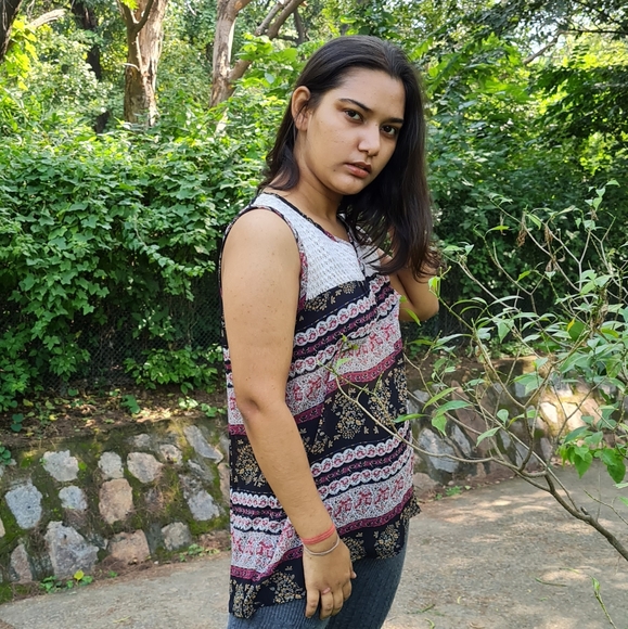 Printed top in feather weight georgette. - Picture 2 of 5